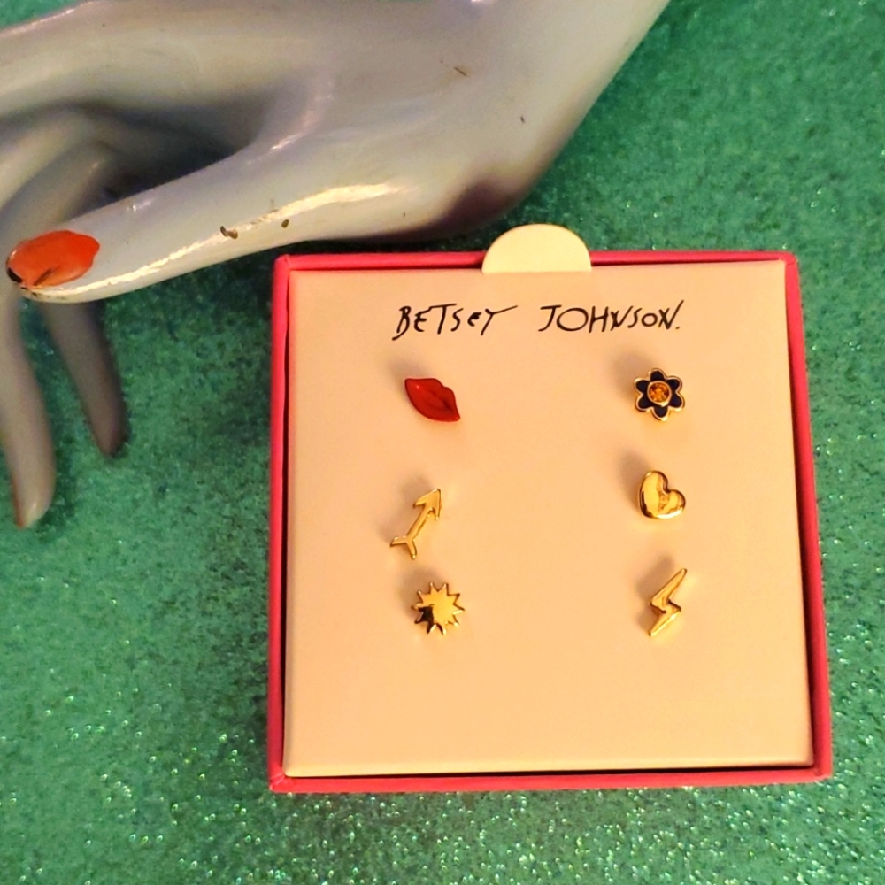 Betsey johnson stud set